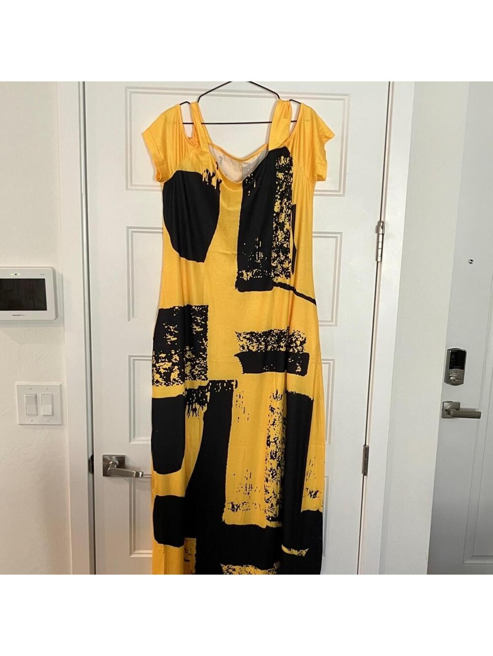 NIB Dinyln Yellow and Black Abstract Print Maxi Dress